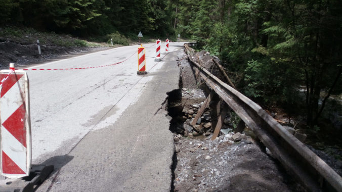 Zničená cesta medzi Muráňom a Prednou Horou je aktuálne neprejazdná v oboch smeroch. Foto: ilustračné, SITA/ŽSK