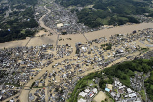 Záplavy a zosuvy si vyžiadali najmenej dvoch mŕtvych a desať nezvestných