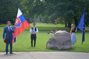 Stretnutie pri zakladnom kameni pamatnika slovenskeho vystahovalectva v bratislavskom sade janka krala.jpg