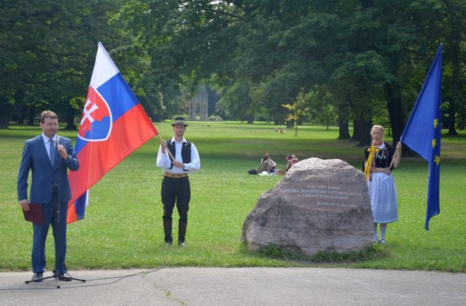 Stretnutie pri zakladnom kameni pamatnika slovenskeho vystahovalectva v bratislavskom sade janka krala.jpg