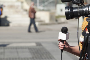 Reportér, novinár, mikrofón, kamera