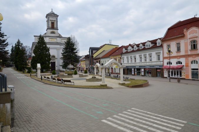 Pohľad na Námestie svätého Egídia v Poprade počas mimoriadnej situácie v súvislosti s výskytom ochorenia COVID-19 spôsobeným koronavírusom (2019-nCoV) na Slovensku. Poprad, 20. marec 2020.