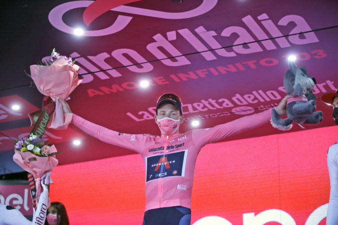 Britský cyklista Tao Geoghegan Hart oslavuje víťazstvo 103. ročníka Giro d'Italia. Foto: SITA/AP