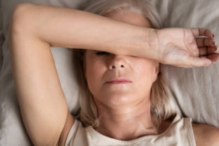 Menopauza, žena, migréna, bolesť hlavy