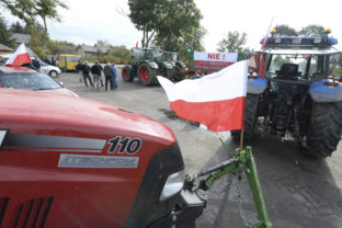 Poľskí farmári v stredu brzdili svojimi traktormi premávku na hlavných cestách