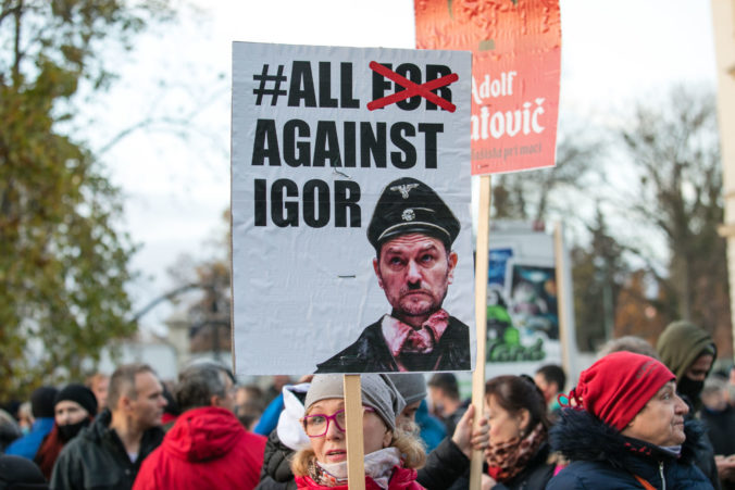 Účastníci protestujúci proti vláde Igora Matoviča pred Prezidentským palácom počas núdzového stavu na Slovensku pre pandémiu COVID-19 pri príležitosti Dňa boja za slobodu a demokraciu. Bratislava, 17. november 2020.
