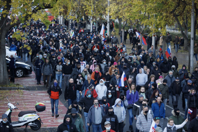 Účastníci prichádzajú z Hlavnej stanice v Bratislave na protest proti vláde Igora Matoviča