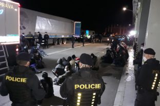 Policia cr migranti turecky kamion 3.jpg