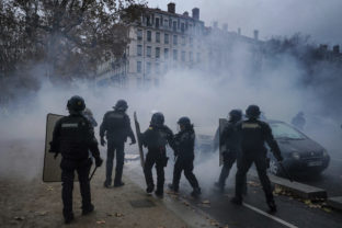 Francúzska polícia zatkla počas protestov minimálne 81 demonštrantov.