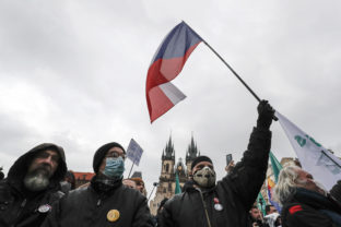 V Prahe v nedeľu protestovali tisíce ľudí proti opatreniam, ktoré zaviedla vláda s cieľom zastaviť šírenie koronavírusu. Demonštranti nedodržiavali rozostupy a mnohí nemali rúška. Praha, 10. január 2021.