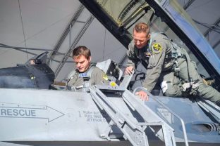 Stíhačka F16 a slovenskí piloti