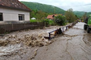 HASIČI: Zasahujú pri povodni v Rudne nad Hronom