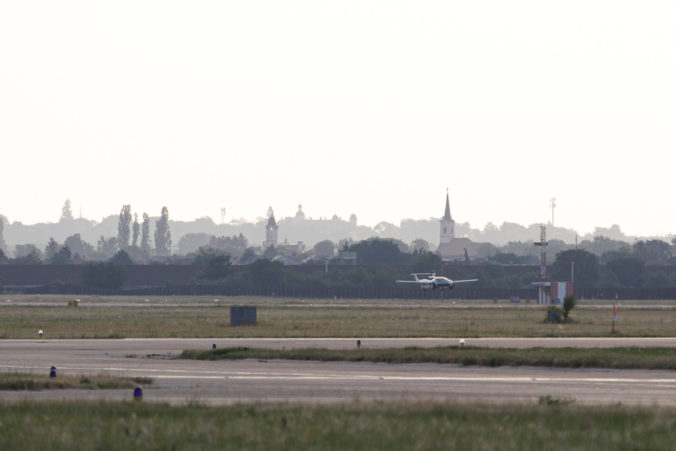 Lietajúce auto AirCar počas prvého príletu experimentálneho lietadla AirCar na Letisko M. R. Štefánika. Bratislava, 28. jún 2021.Foto: SITA/Branislav Bibel