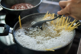 Úrad verejného zdravotníctva SR (ÚVZ SR) upozorňuje ľudí na nevyhovujúci výrobok – naberačku na špagety od neznámeho výrobcu.