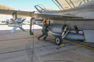 Prví štyria slovenskí piloti absolvovali v USA svoj prvý sólo let na stíhacom lietadle F-16.