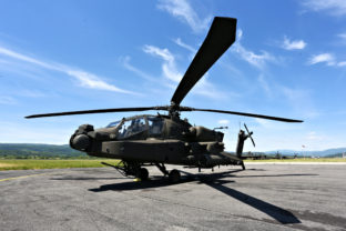 Vrtuľník Black Hawk počas prehliadky vrtuľníkových jednotiek Ozbrojených síl SR a US Army dislokovaných na leteckej základni Sliač v rámci mediálneho dňa pri príležitosti cvičenia Slovenský štít 2021. Sliač, 15. jún 2021.