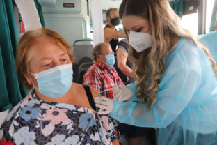 Koronavírus, očkovanie, očkovanie v autobuse