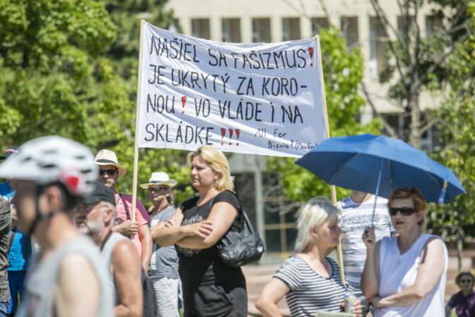 PROTEST: Proti očkovaniu a zotročovaniu Slovenska
