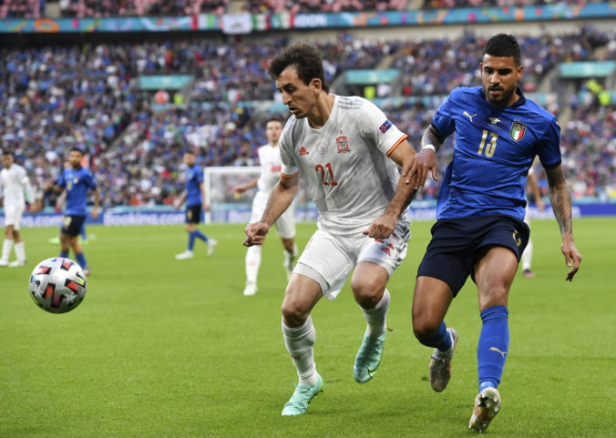 Taliansky reprezentant Emerson Palmieri v súboji so Španielom Mikelom Oyarzabalom počas semifinálového zápasu na ME vo futbale 2020. Londýn (Wembley), 6. júl 2021.