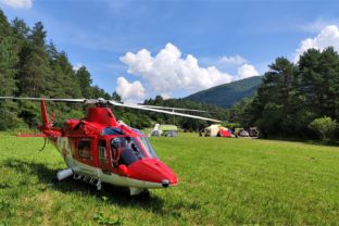 Záchranári, vrtuľník, detský tábor