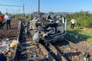 Zrážka vlaku s autom v Slovenskom Novom Meste