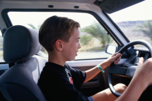 Chlapec, šoférovanie, dieťa za volantom