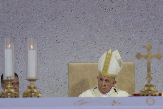 Pápež František povedie záver rozlúčky s kardinálom Tomkom, jeho pozostatky potom vystavia aj na Slovensku