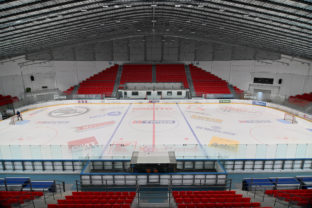 PREOV: Ľadová plocha a tribúny zrekonštruovaného zimného štadióna Ice Aréna v Prešove. Prešov Otvorenie zimného štadióna Ice Aréna
