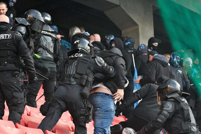 Polícia začala voči fanúšikom Spartaka a Slovana trestné stíhanie, viacero ľudí utrpelo zranenia