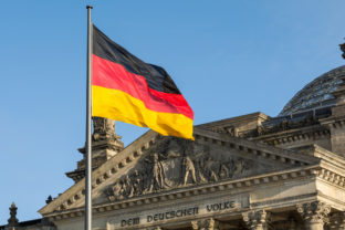 Vlajka Nemecka pred budovou parlamentu.