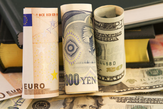 Euro oslabilo a dolár tak stúpol aj oproti japonskému jenu