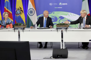 Britský premiér Boris Johnson, americký prezident Joe Biden a predsedníčka Európskej komisie Ursula von der Leyenová na samite COP26.
