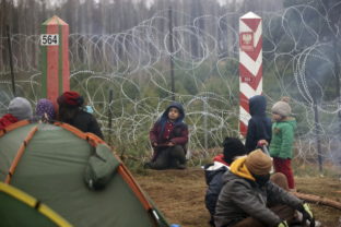 Deti migrantov sa hrajú pri poľských hraniciach.