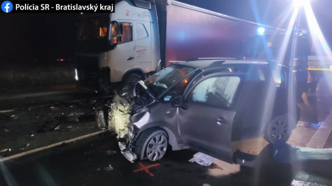 Tragická nehoda v smere od diaľničného privádzača D1 na križovatku Bernolákovo/Ivanka pri Dunaji.