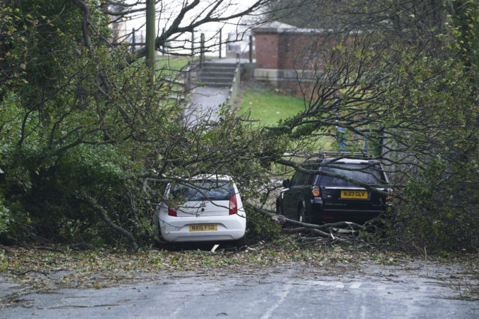 Po búrke Arwen je v Škótsku a severnom Anglicku bez elektriny už takmer týždeň približne 30-tisíc ľudí