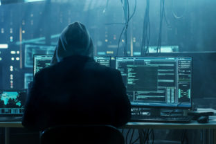 Kyberútok, počítač, hacker