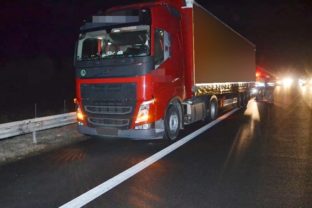 Kamión zrazil na ceste do Košíc chodca