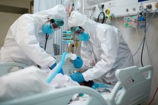 Pandemická situácia sa v prešovskej fakultnej nemocnici postupne zlepšuje.