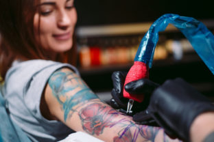 Látky obsiahnuté v tetovacích farbách sú zdraviu škodlivé, môžu dokonca spôsobiť rakovinu.