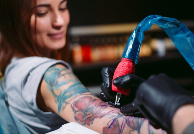Na trhu sa objavili zdraviu škodlivé farby na tetovanie, hygienici varujú pred ich používaním