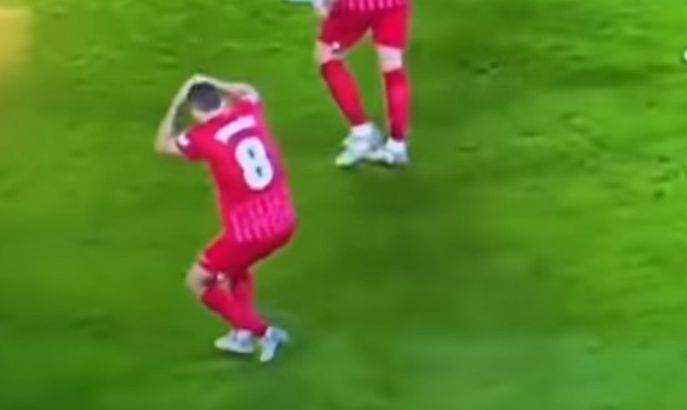 Sevillské derby nedohrali, fanúšikovia hodili hosťujúcemu hráčovi do hlavy tyč (video)