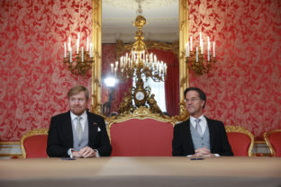 Zľava: Holandský kráľ Viliam Alexander a predseda vlády Mark Rutte.