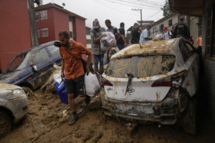 Brazil Deadly Rains Residents recover belongs from thier homes destroyed by mudslides in Petropolis, Brazil, Wednesday, Feb. 16, 2022. Extremely heavy rains set off mudslides and floods in a mountainous region of Rio de Janeiro state, killing multiple people, authorities reported. ()
