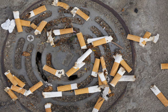 Odhadzujete cigaretové ohorky mimo koša? V uliciach aj v prírode tak končí až 680 miliónov kilogramov odpadu ročne