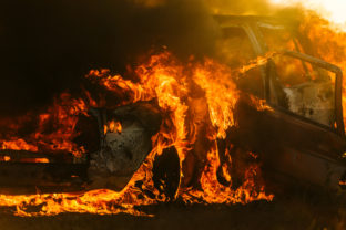 Auto v plameňoch, požiar auta
