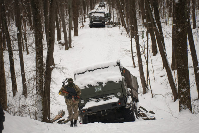 Ukrajinskí vojaci sú na zimu v zákopoch lepšie pripravení ako Rusi, tvrdí analytik
