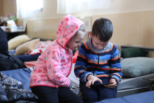 UB¼A: Záchytný tábor pre vojnových utečencov Deti v záchytnom tábore pre vojnových utečencov z Ukrajiny v kultúrnom dome v obci Ubľa