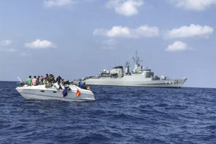 čln s migrantmi pomoc