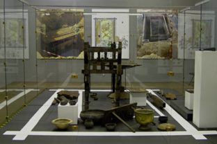 Vystava celkovy pohlad na inventar hrobky knieza podtatranske muzeum.jpg