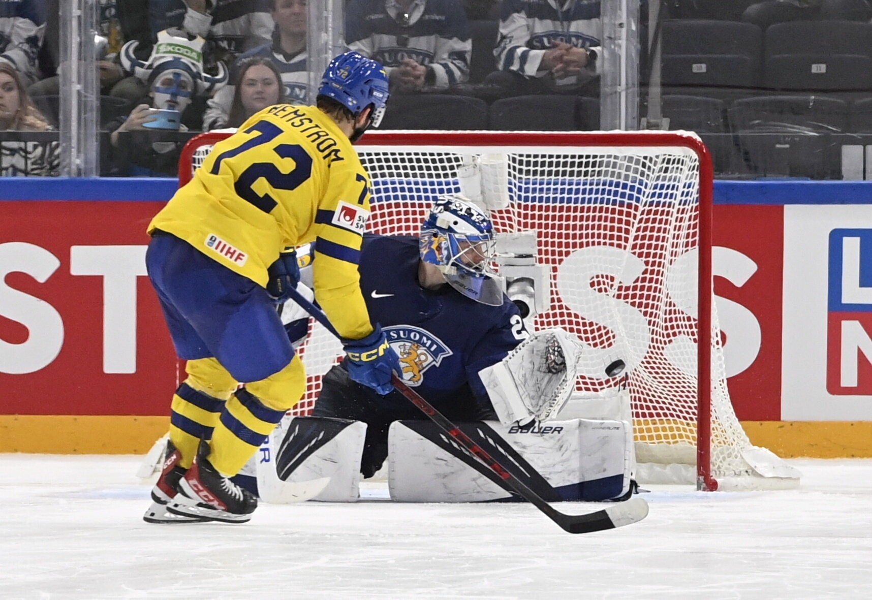 Švédi v nájazdoch zdolali na MS v hokeji domácich Fínov, Taliani si pripísali prvý bod (video)